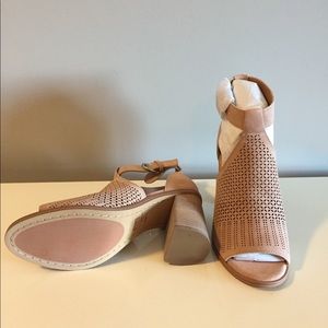 Marc Fisher Shoes - Marc Fisher block heel Vixen sandals nude 9.5 Marc Fisher Shoes - Marc Fisher block heel Vixen sandals nude 9.5